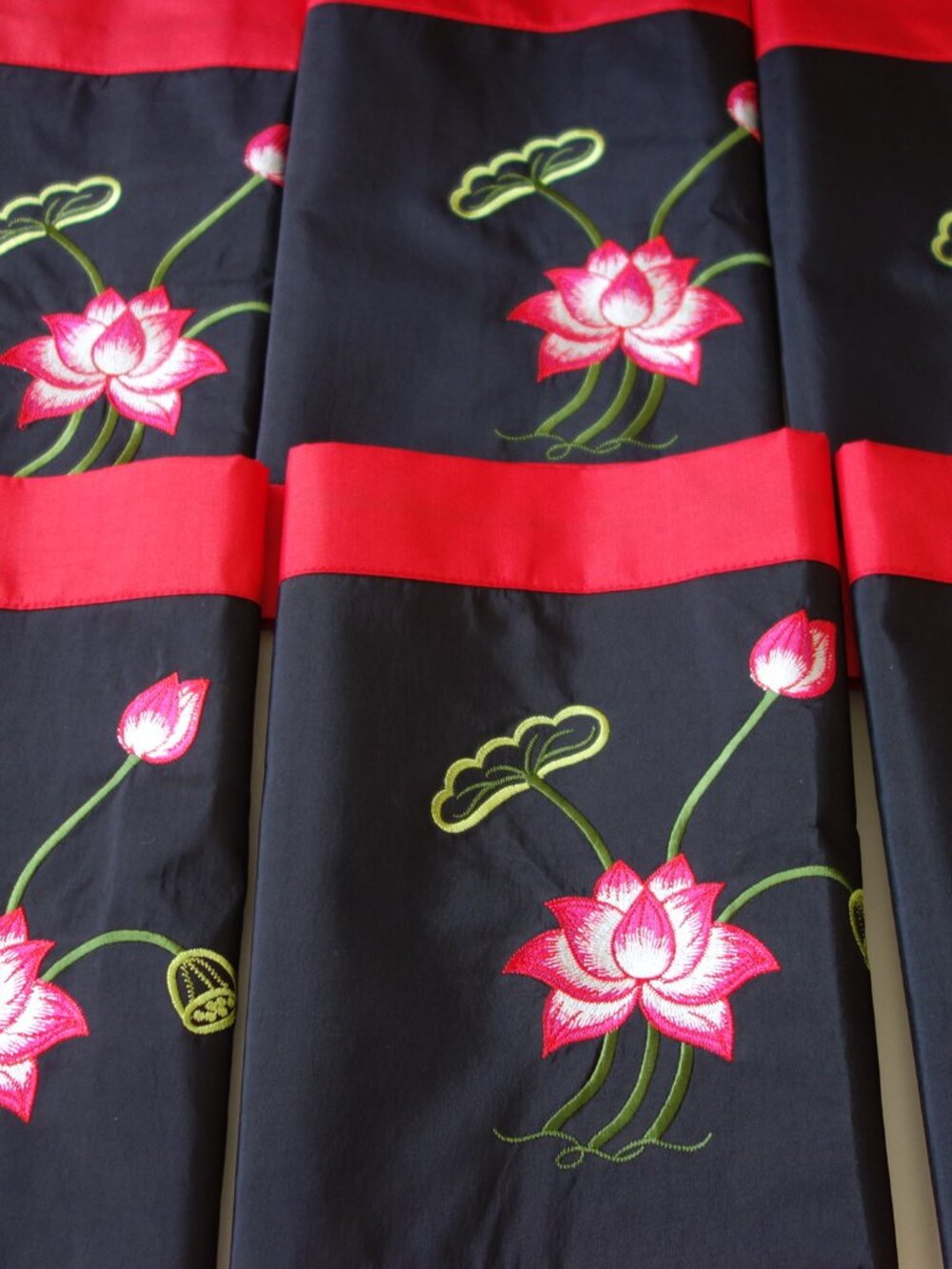 Placemats Set Of 6 Black & Red w/Embroidery Kitchen Table Mats Vintage 17X12"New